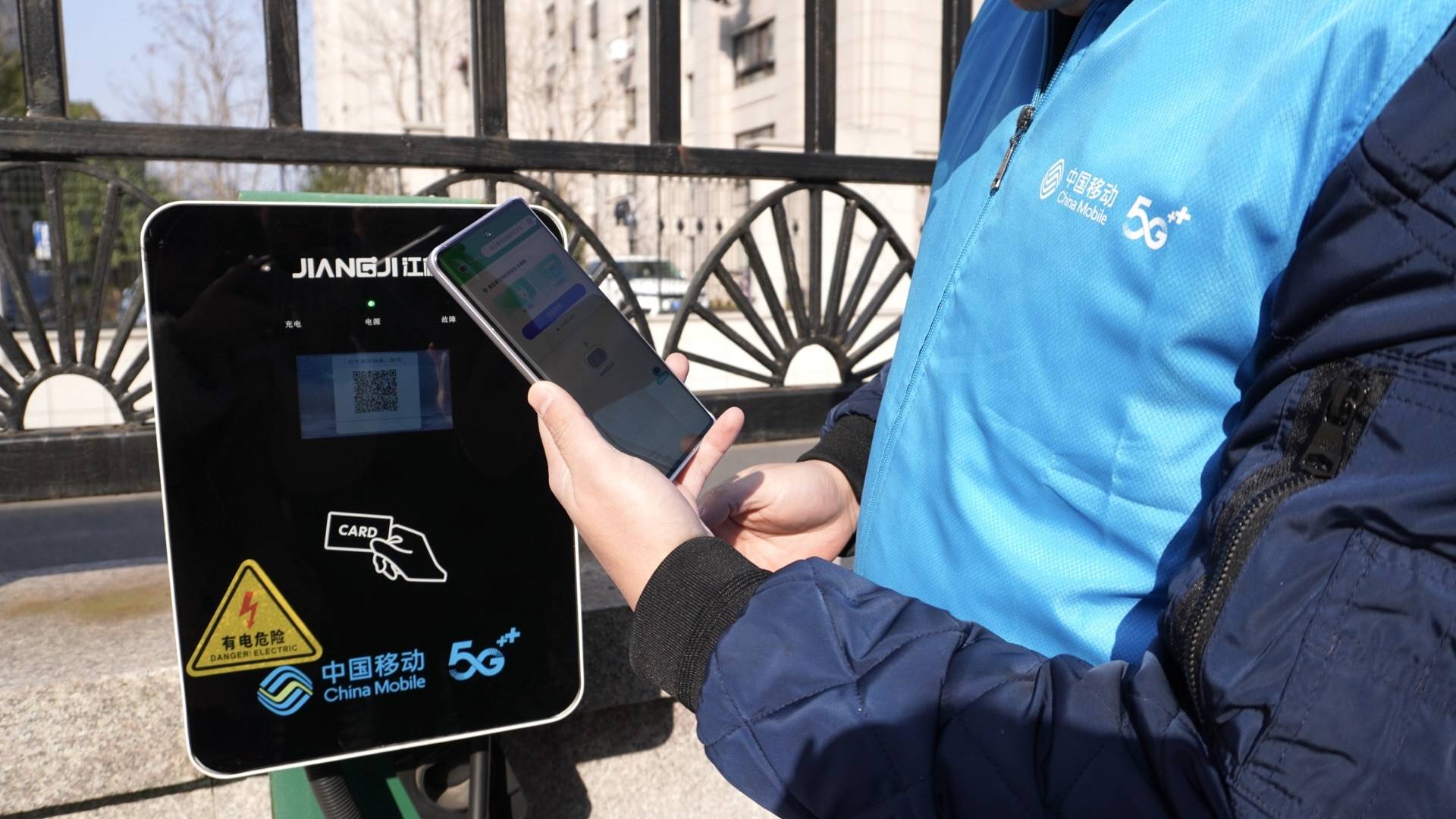 上海移动智能充电桩让社区充电“一键直达”pg电子免费试玩模拟器便民实事落地崇明(图2)